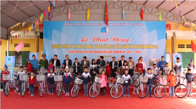 Các đồng chí lãnh đạo trao tặng 27 xe đạp cho học sinh nghèo có hoàn cảnh khó khăn. 