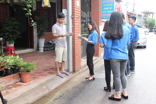 Đội TNXK bảo vệ môi trường thị trấn Vôi, huyện Lạng Giang tham gia phát tờ rơi tuyên truyền bảo vệ môi trường.