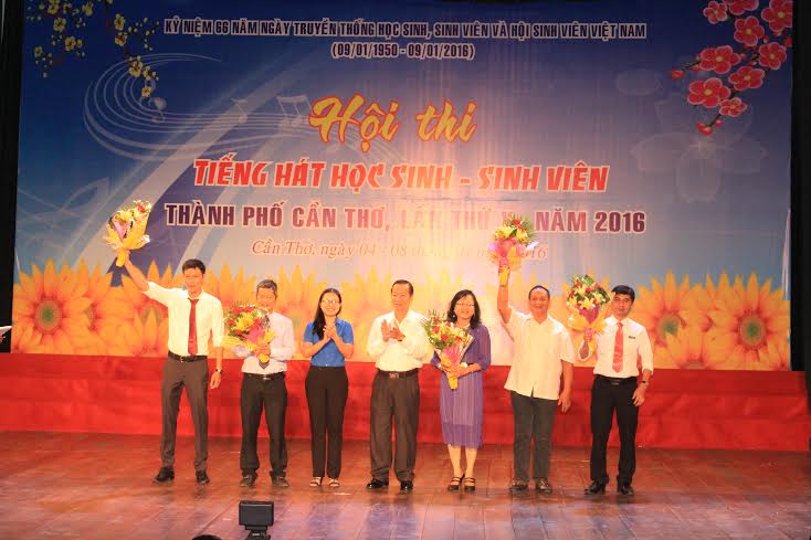 Đồng chí Trần Thị Vĩnh Nghi, UVBTV Thành ủy, Thành ủy viên, Bí thư Thành Đoàn Cần Thơ tặng hoa cho các thành viên Ban Giám khảo