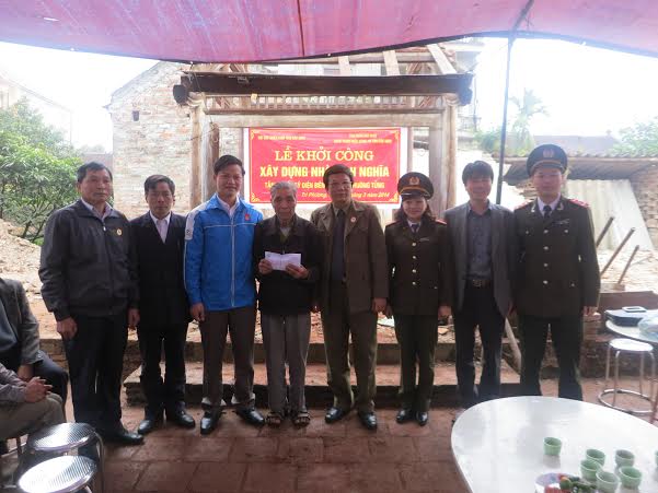 Các đồng chí lãnh đạo trao tặng Ngôi nhà tình nghĩa cho người chiến sỹ điện biên Nguyễn Thường Tủng