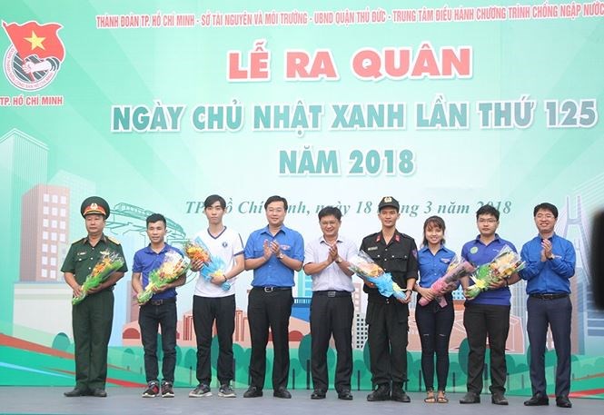 Bí thư thứ nhất Trung ương Đoàn Lê Quốc Phong và Bí thư Quận ủy Thủ Đức Nguyễn Mạnh Cường tặng hoa cho các đội hình tình nguyện tham gia ngày Chủ nhật xanh