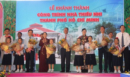 Lãnh đạo TPHCM tặng hoa chúc mừng tập thể Ban giám đốc Nhà thiếu nhi TPHCM cùng các em đội viên, thiếu nhi TP.