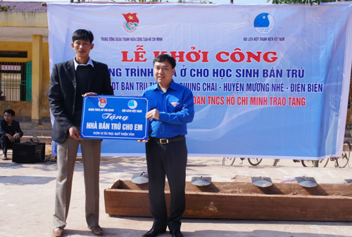 Đ.c Nguyễn Mạnh Dũng trao biển tượng trưng hỗ trợ 250 triệu đồng xây dựng Nhà bán trú cho em
