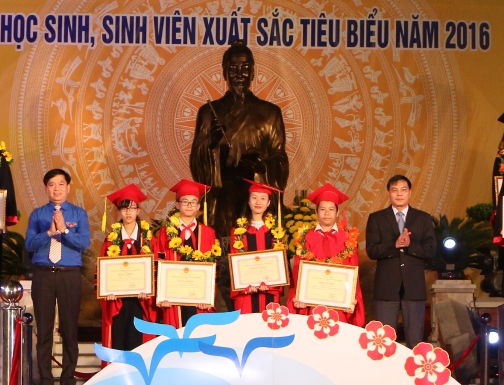 Đồng chí Nguyễn Long Hải- Bí thư BCH Trung ương Đoàn trao Bằng khen cho học sinh sinh viên tiêu biểu