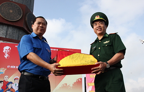 Trung ương Hội LHTN Việt Nam trao tặng cờ Tổ quốc rộng 54m2 cho đồn Biên phòng Lũng Cú