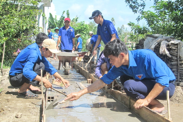 Đoàn viên thanh niên tình nguyện tham gia xây dựng đường giao thông nông thôn tại Tiền Giang
