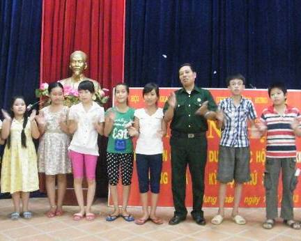 Cựu chiến binh phường Hưng Thành – TP Tuyên Quang tại một buổi sinh hoạt Hè cùng các em thiếu nhi