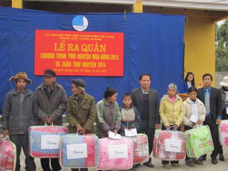 Đồng chí Âu Thế Thái - Phó Bí thư Tỉnh đoàn, Phó Chủ tịch Hội LHTN tỉnh trao quà cho các hộ nghèo.