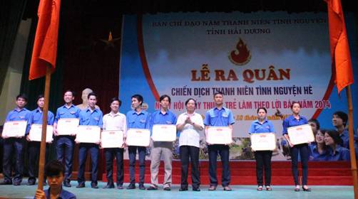 Đồng chí Nguyễn Văn Quế, Phó Chủ tịch UBND tỉnh, Trưởng ban chỉ đạo Năm thanh niên tình nguyện tỉnh, Trưởng ban vận động hiến máu tình nguyện tỉnh