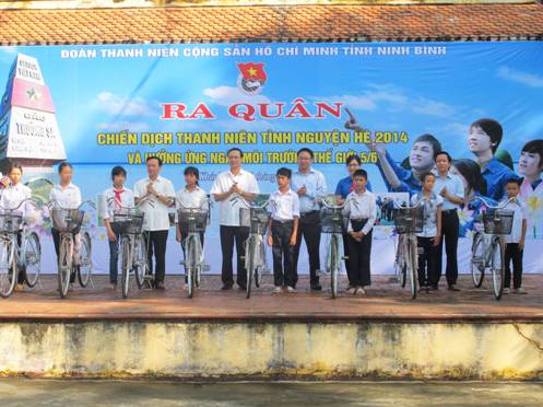 Các đại biểu tặng xe đạp cho các em học sinh trên địa bàn huyện Yên Khánh có hoàn cảnh khó khăn vươn lên trong học tập