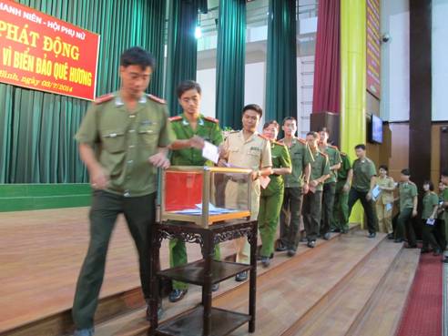 Đ/c Dương Phú Mạnh (thứ 3 từ trái qua phải) hưởng ứng lễ phát động chung sức vì biển đảo quê hương