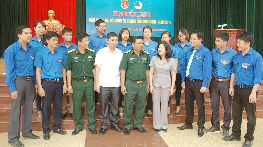 Đồng chí Nguyễn Thị Hà, Phó Bí thư Tỉnh ủy, cùng lãnh đạo Lữ đoàn 229 trao đổi với cán bộ, đoàn viên thanh niên về chương trình tại Trại huấn luyện.  