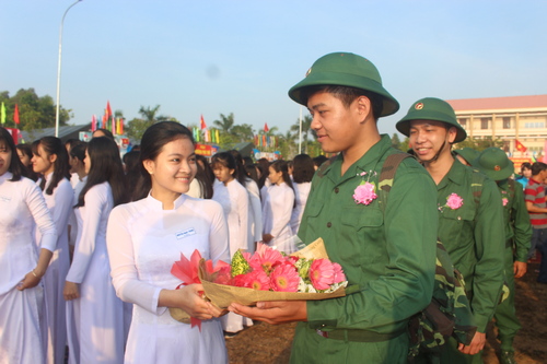 Thanh niên trúng tuyển nghĩa vụ quận Ninh Kiều đi qua cầu Vinh quang, quyết tâm lên đường nhập ngủ