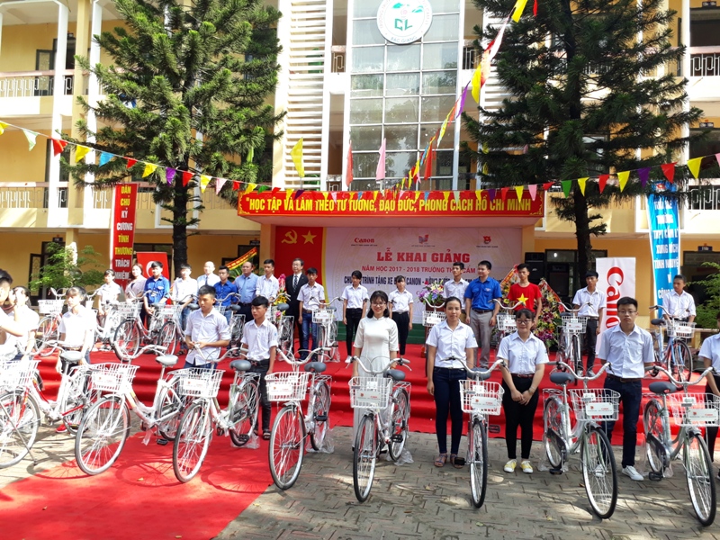 Tặng xe đạp cho học sinh có hoàn cảnh khó khăn của Trường THPT Cẩm Lý. 