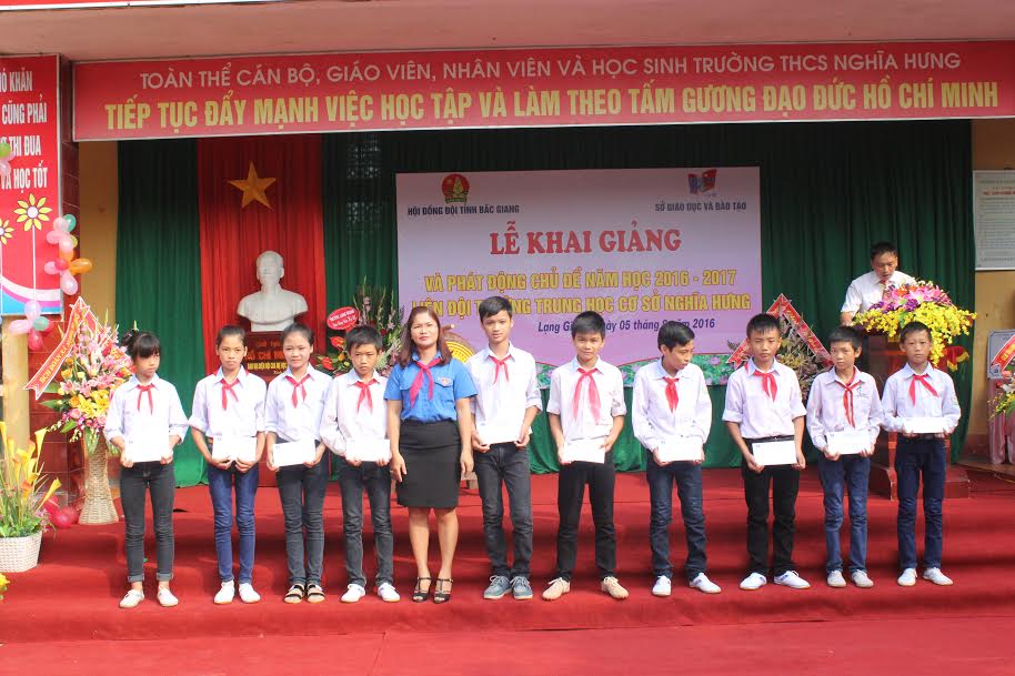 Đồng chí Đào Thị Hường - Phó Bí thư Tỉnh đoàn, Chủ tịch Hội đồng Đội tỉnh tặng học bổng cho các em học sinh. 
