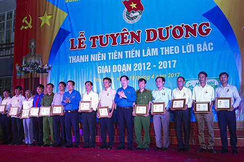 Bí thư TƯ Đoàn, Nguyễn Long Hai trao kỷ niệm chương 
