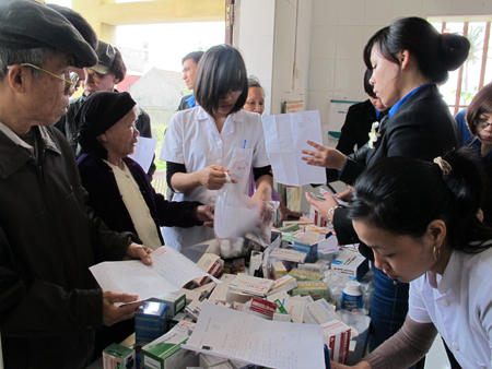  Đoàn viên thanh niên tham gia cấp phát thuốc cho nhân dân xã Thái Đô, Thái Thụy 