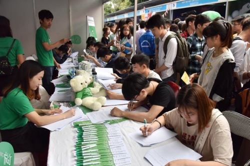Hàng nghìn sinh viên đến từ các trường ĐH, CĐ trên địa bàn TP Hà Nội tham dự ngày hội