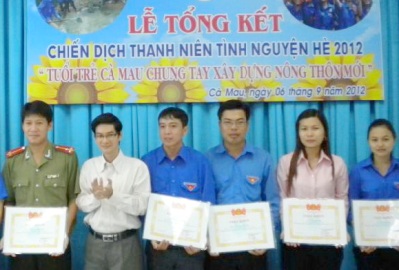 Đ/c Trương Đăng Khoa - Bí thư tỉnh Đoàn (áo trắng giửa) trao giấy khen cho các cá nhân hoàn thành xuất sắc nhiệm vụ trong chiến dịch Thanh niên tình nguyện hè 2012.