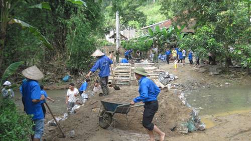 ĐVTN tham gia xây dựng cầu tại thôn Đon Tuấn, xã Huyền Tụng, thị xã Bắc Kạn.
