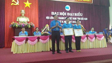 Anh Lò Quang Tú - Phó Chủ tịch Trung ương Hội LHTN Việt Nam trao bằng khen cho 02 tập thể có thành tích có thành tích xuất sắc trong công tác Hội và phong trào thanh niên.