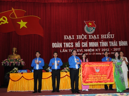 Đồng chí Nguyễn Thị Hà đã tặng Đại hội bức trướng với dòng chữ  “Tuổi trẻ Thái Bình rèn đức, luyện tài, xung kích, tình nguyện xây dựng và bảo vệ Tổ quốc”