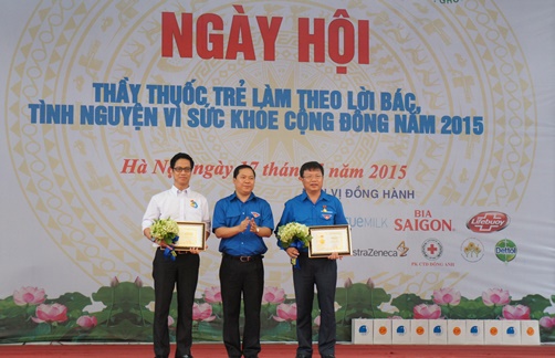 Anh Nguyễn Phi Long- Bí thư Trung ương Đoàn, Chủ tịch Hội LHTN Việt Nam trao tặng Kỷ niệm chương