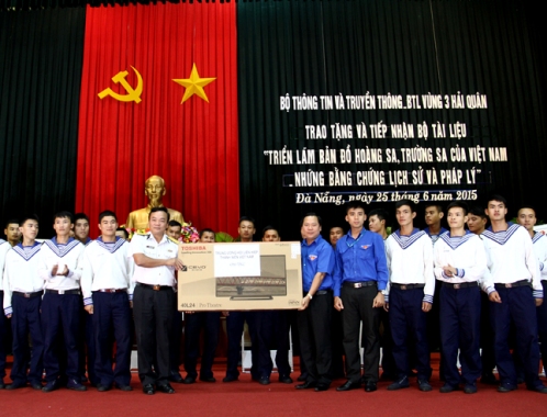 Trung ương Đoàn, Trung ương Hội LHTN Việt Nam đã trao tặng quà cho cán bộ, chiến sĩ Vùng 3 Hải Quân.