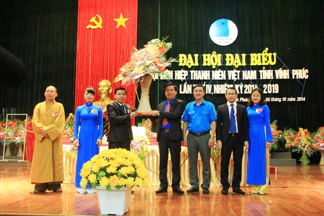 Đồng chí Nguyễn Long Hải, Bí thư BCH TƯ Đoàn TNCS Hồ Chí Minh tặng hoa và cờ chúc mừng Đại Hội.