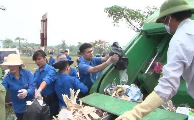 ĐVTN tham gia dọn vệ sinh môi trường tại 