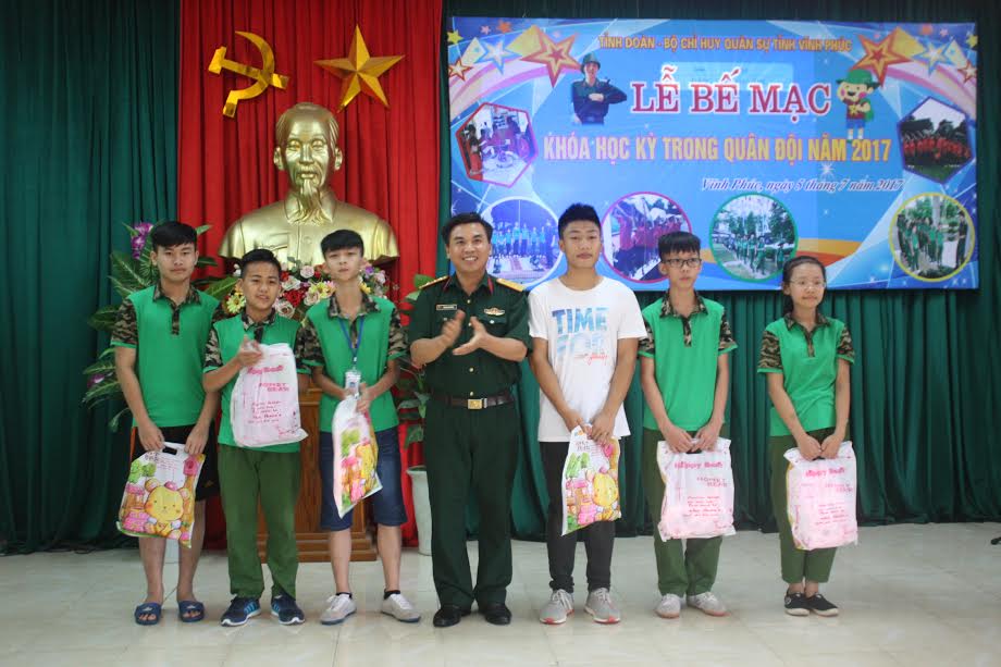 Đồng chí Hoàng Mạnh Hà, Trợ lý tham mưu Trường Quân sự tỉnh Vĩnh Phúc trao Giấy khen và phần thưởng cho các em có thành tích cao trong khóa "Học kỳ trong quân đội "năm 2017  