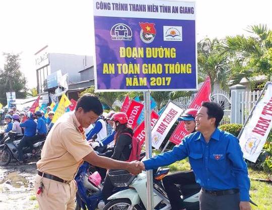 Lãnh đạo Tỉnh Đoàn và lãnh đạo An toàn giao thông tỉnh ra mắt Đoàn đường an toàn giao thông.