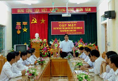 Bí thư Tỉnh đoàn Nông Việt Yên trao đổi về thực hiện nhiệm vụ với các trí thức trẻ tại buổi gặp gỡ gần đây.