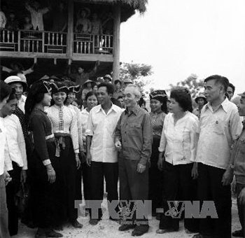 Đại tướng Võ Nguyên Giáp về thăm đồng bào Điện Biên nhân  kỷ niệm 30 năm chiến thắng Điện Biên Phủ. (Nguồn: TTXVN)