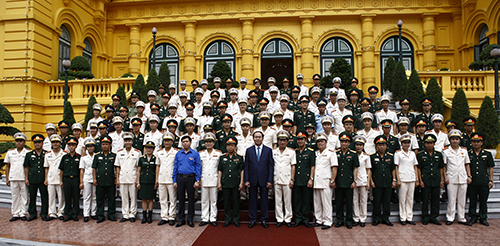 Chủ tịch nước Trần Đại Quang chụp ảnh lưu niệm với đại biểu tại chương trình