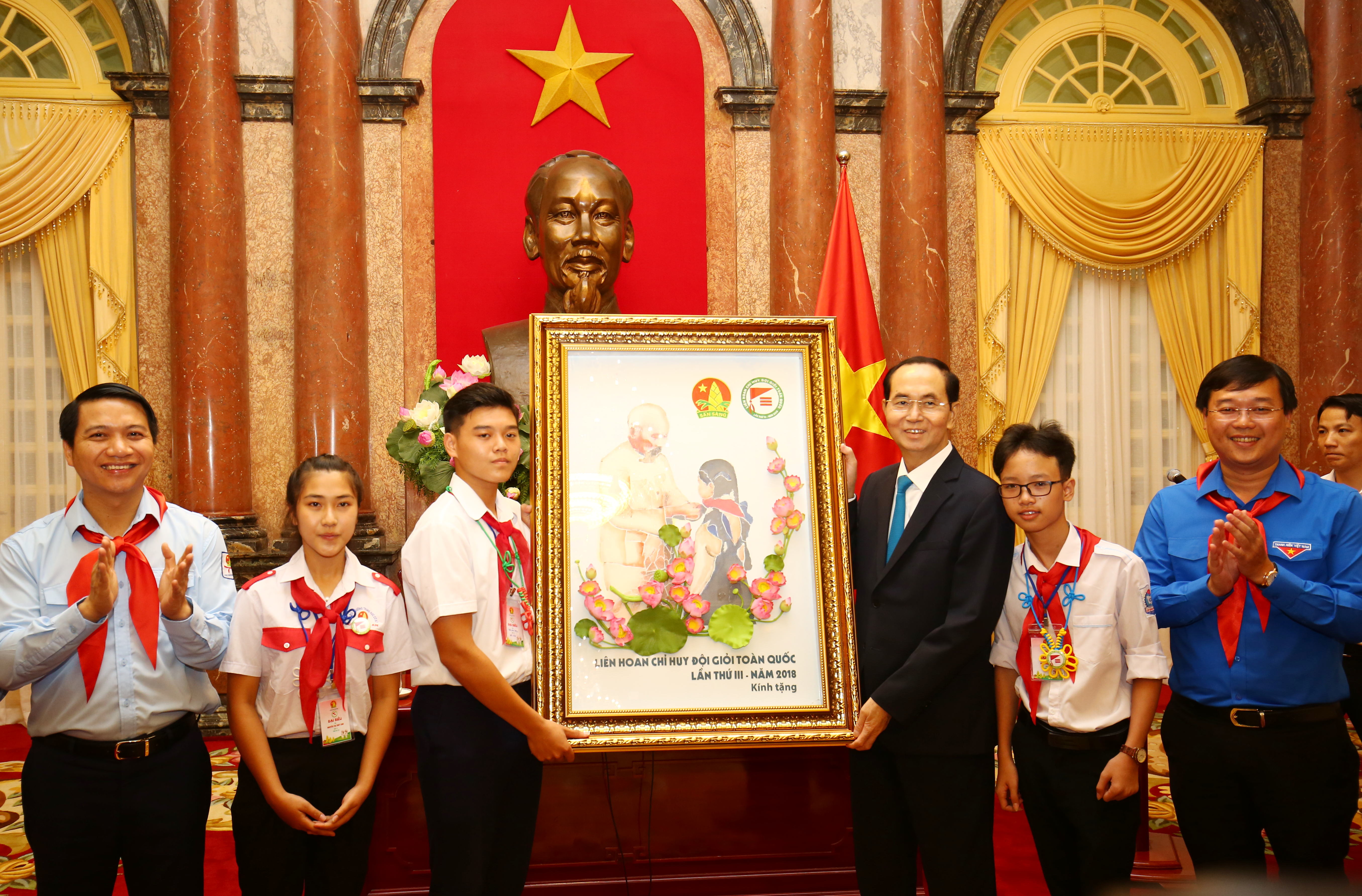 Dịp này, các đại biểu Chỉ huy Đội giỏi đã gửi tặng Chủ tịch nước Trần Đại Quang bức tranh “Bác Hồ với thiếu nhi” do chính tay các em tự vẽ