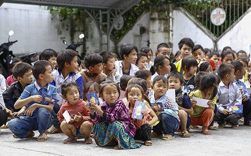 Đây là lần đầu tiên các em nhỏ tại xã Sủng Trà đón trung thu sớm và được chơi các trò chơi