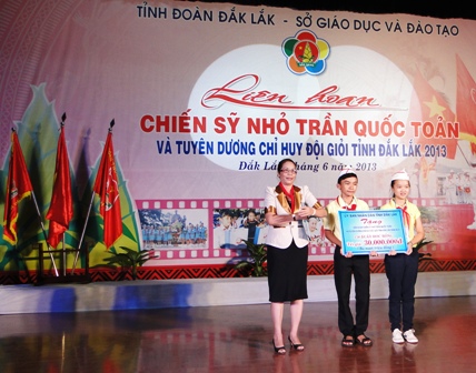 Đồng chí Mai Hoan Niê Kdăm, Phó Chủ tịch UBND tỉnh trao 150 suất học bổng trị giá 30 triệu đồng của UBND tỉnh cho các em đội viên có nhiều thành tích học tập tốt