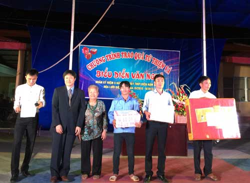 Đại diện Công ty Jicoh Việt Nam cùng Hội Phật giáo Hàn Quốc tặng quà cho trường học ở xã Nậm Xé.