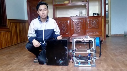 Cao Quang Hùng bên sản phẩm Máy tạo mẫu công nghiệp tự chế. Cao Quang Hùng bên sản phẩm Máy tạo mẫu công nghiệp tự chế.