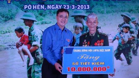 Anh Nguyễn Bá Tĩnh trao tặng sổ tiết kiệm cho các Cựu chiến binh (Ảnh: Hoàng Long)