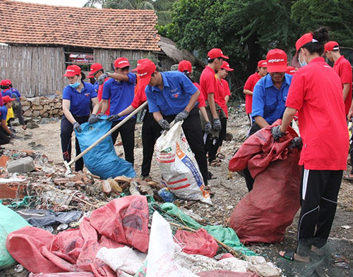 Đoàn viên, thanh niên tham gia dọn sạch rác tại Bờ biển khu phố Phước Lý, phường Xuân Yên, thị xã Sông Câu, tỉnh Phú Yên.