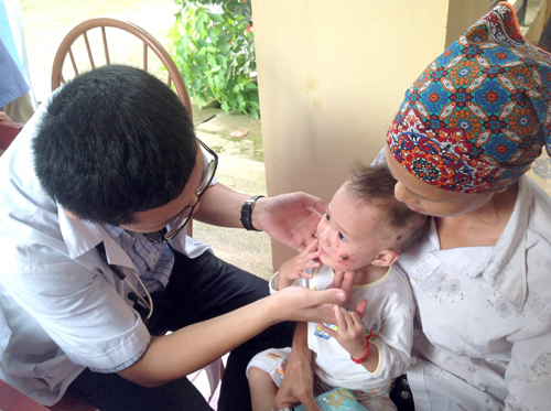 Các y, bác sỹ trẻ Thủ đô khám bệnh cho nhân dân tại huyện Lạc Thủy, tỉnh Hòa Bình.