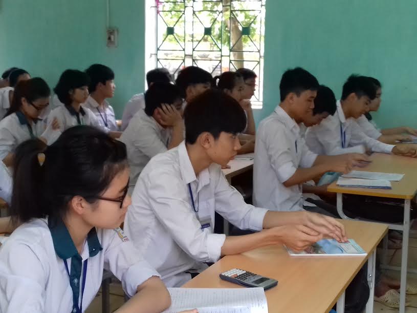 Trần Văn Minh trong tiết học hóa cùng các bạn trong lớp (ngồi thứ hai từ trái sang)