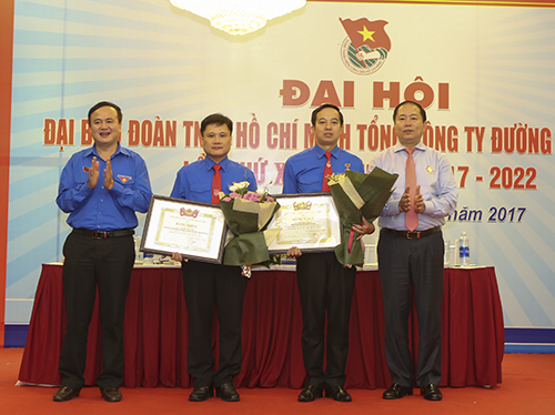 Đồng chí Lò Quang Tú, Ủy viên BTV, Trưởng Ban Kiểm tra TƯ Đoàn trao kỷ niệm chương 