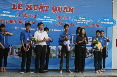 Lãnh đạo Thành Đoàn Hà Nội tặng hoa và giao nhiệm vụ cho các đội tình nguyện tại lễ xuất quân