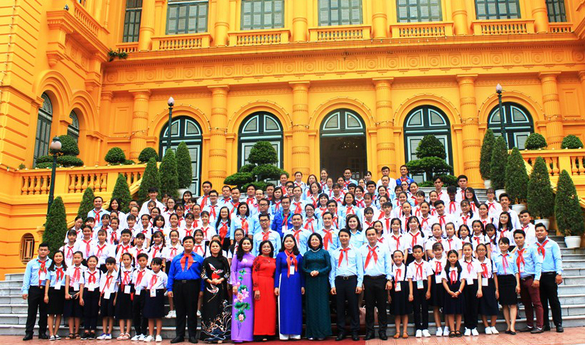 Phó Chủ tịch nước Đặng Thị Ngọc Thịnh trò chuyện và chụp ảnh lưu niệm với các đại biểu