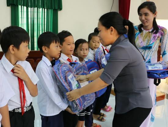 Đ/c Trương Thanh Thúy - Phó Bí thư Tỉnh đoàn, Chủ tịch Hội đồng Đội tỉnh trao quà cho các em học sinh trên địa bàn huyện Châu Thành. 