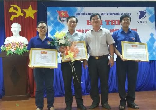 Đ/c Huỳnh Quốc Thái – Bí thư Tỉnh Đoàn AG tặng bằng khen cho các thí sinh đạt giải trong hội thi.