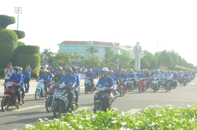 ĐVTN ra quân diễu hành cổ động tuyên truyền an toàn giao thông ở các tuyến đường trong nội ô TP. Bạc Liêu (1)